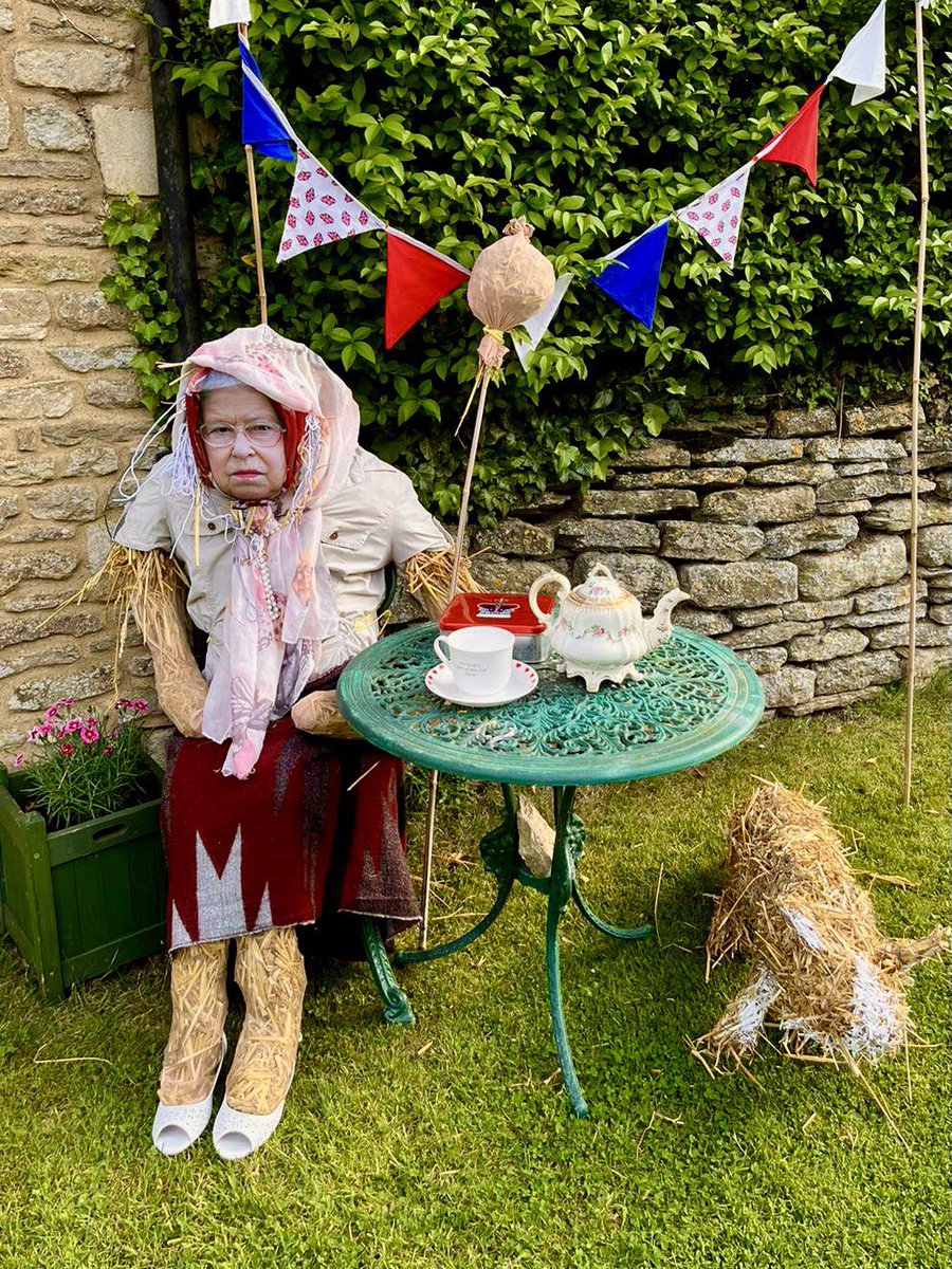 BBCNorthampton's tweet photo. We’re in awe at your creativity 😍
Jubilee scarecrows in #Pytchley 🙌
#PlatinumJubilee https://t.co/Dyl5lW8PtS