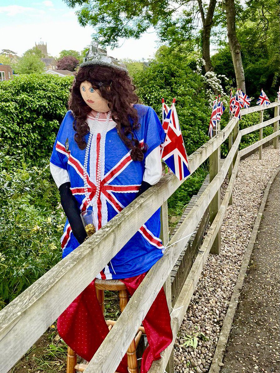 BBCNorthampton's tweet photo. We’re in awe at your creativity 😍
Jubilee scarecrows in #Pytchley 🙌
#PlatinumJubilee https://t.co/Dyl5lW8PtS