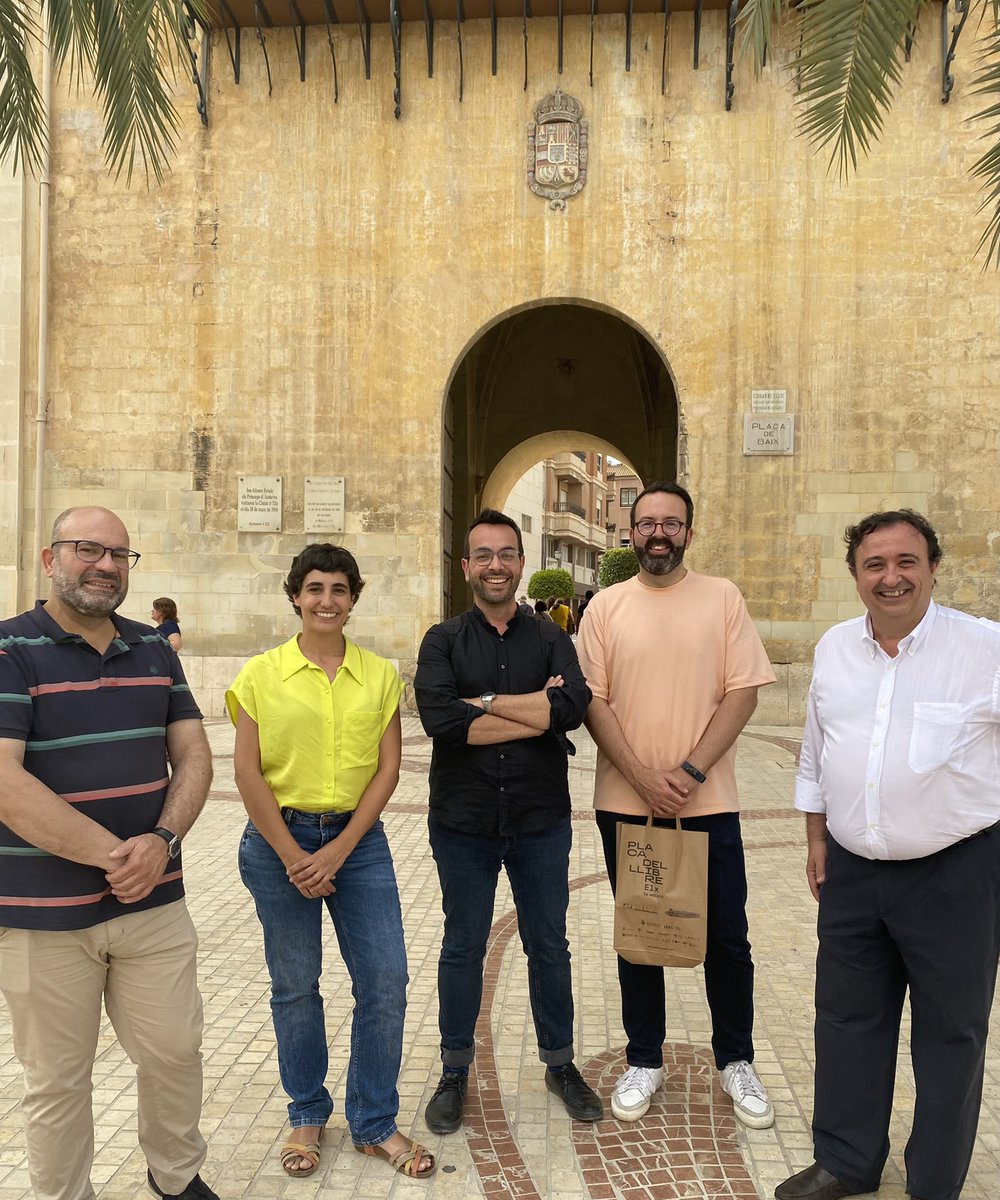 placadelllibre's tweet photo. 📣 Resta inaugurada la 1a Plaça del Llibre d’ #Elx desprès d’un gran treball col·lectiu per part de totes les entitats que formen part d’aquesta realitat 😌

☝🏼Amb visita del secretari autonòmic de cultura, @XimoLopezCamps, inclosa💛 

Gràcies a totes i tots per fer-ho possible‼️ https://t.co/N7lDOEkUJL