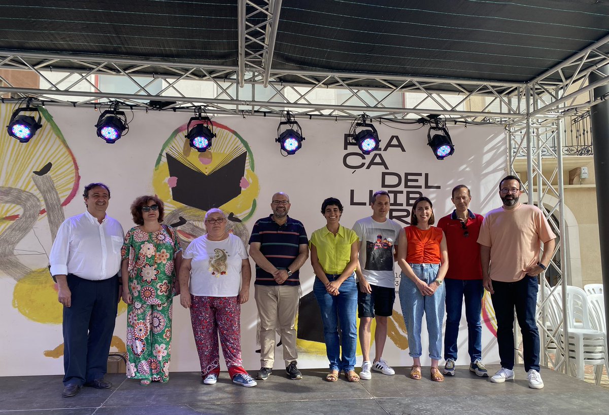 placadelllibre's tweet photo. 📣 Resta inaugurada la 1a Plaça del Llibre d’ #Elx desprès d’un gran treball col·lectiu per part de totes les entitats que formen part d’aquesta realitat 😌

☝🏼Amb visita del secretari autonòmic de cultura, @XimoLopezCamps, inclosa💛 

Gràcies a totes i tots per fer-ho possible‼️ https://t.co/N7lDOEkUJL