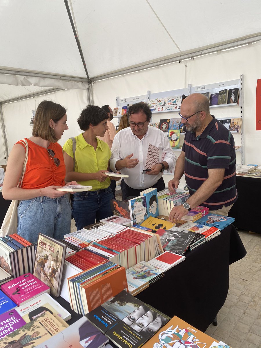placadelllibre's tweet photo. 📣 Resta inaugurada la 1a Plaça del Llibre d’ #Elx desprès d’un gran treball col·lectiu per part de totes les entitats que formen part d’aquesta realitat 😌

☝🏼Amb visita del secretari autonòmic de cultura, @XimoLopezCamps, inclosa💛 

Gràcies a totes i tots per fer-ho possible‼️ https://t.co/N7lDOEkUJL