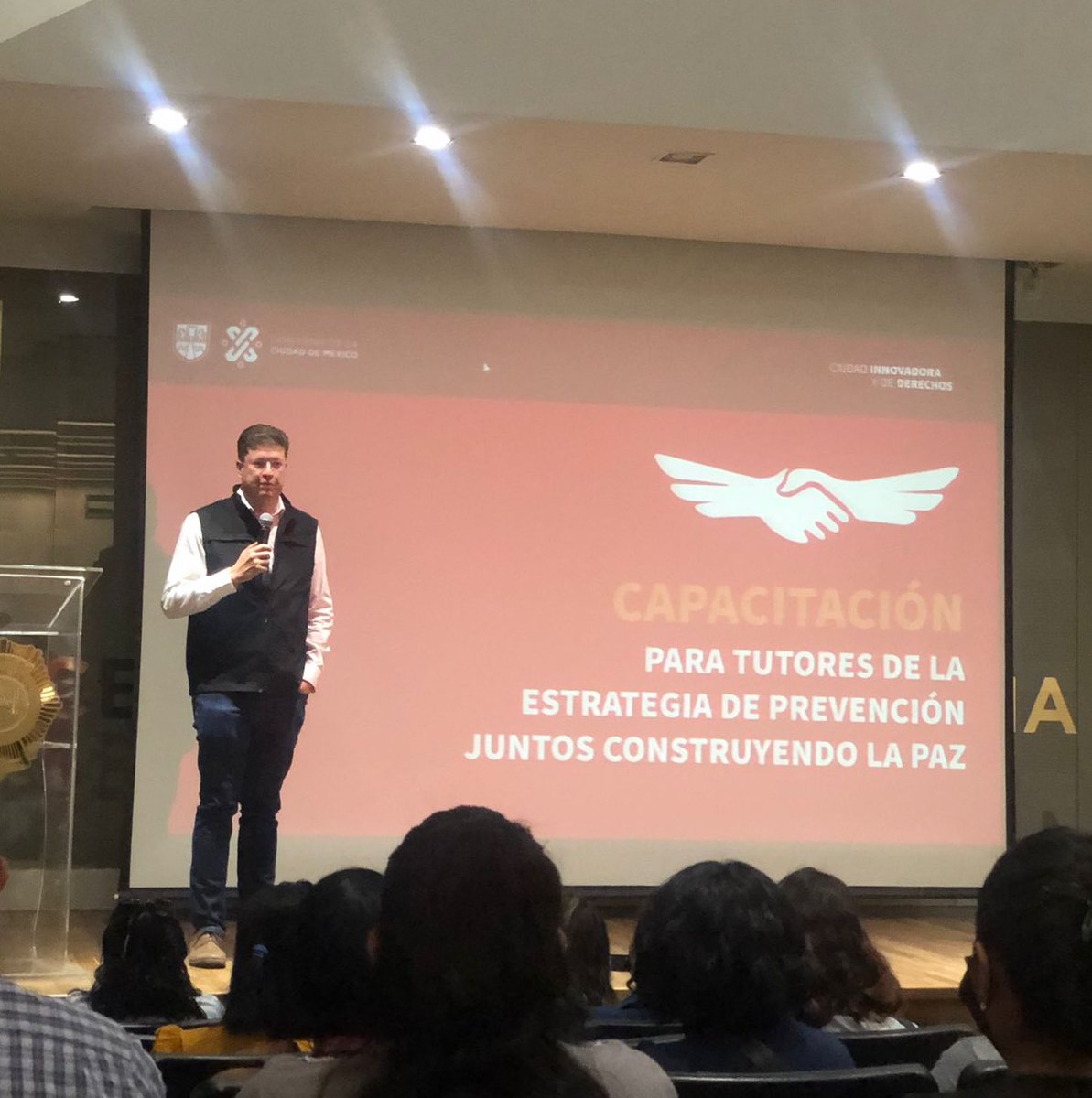 PDHCDMX's tweet photo. Entérate Hoy se lleva acabo una capacitación más para personas servidoras públicas de @CdmxPilares @TrabajoCDMX @SeMujeresCDMX @DIFCDMX @ReinsercionCDMX y @CulturaCiudadMx que serán #tutoras de la Estrategia #JuntosConstruyendoLaPaz🕊 #CiudadDePaz https://t.co/NjbiY1PgQ3