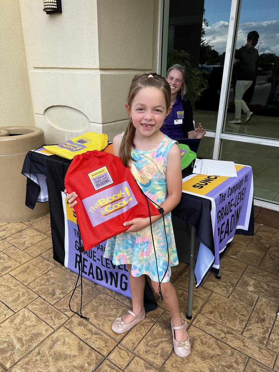 lrodgerstpf's tweet photo. Look at these excited readers picking up their #SGLR books. @ThePattersonFdn #thisbookiscool https://t.co/SWpWZW3iyk