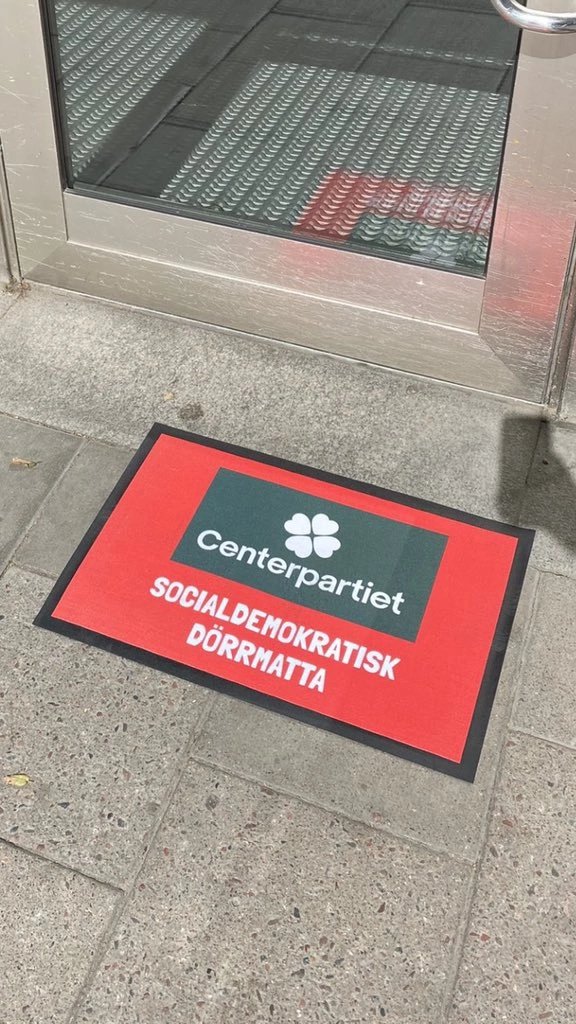MorganFoss57's tweet photo. En storsäljare inför valet. @Centerpartiet . https://t.co/xvqJLGIdOS