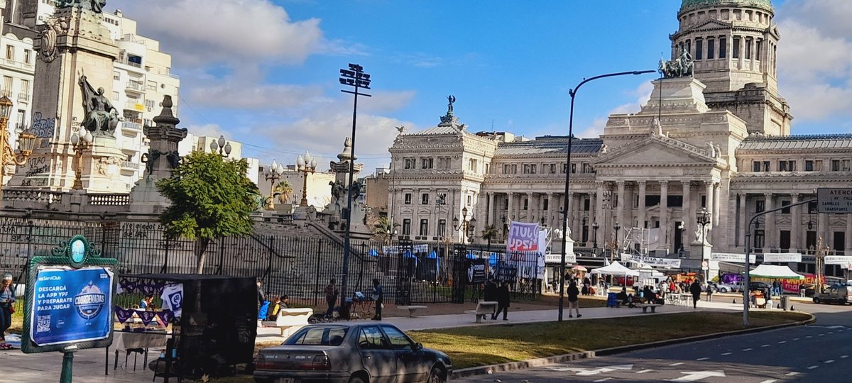 WalterVerst's tweet photo. Así ya está en las inmediaciones del #Congreso 
💜 Se cumplen 7 años del histórico movimiento que dió inicio el 3 de Junio de 2015, cuando miles de personas rodearon el Congreso de la Nación bajo el grito de "#NiUnaMenos".
#3J 
#ElEstadoEsReponsable https://t.co/QLjx4j4aZY