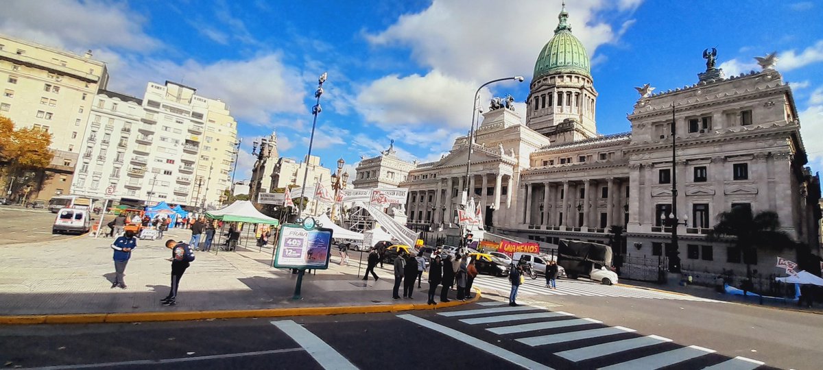 WalterVerst's tweet photo. Así ya está en las inmediaciones del #Congreso 
💜 Se cumplen 7 años del histórico movimiento que dió inicio el 3 de Junio de 2015, cuando miles de personas rodearon el Congreso de la Nación bajo el grito de "#NiUnaMenos".
#3J 
#ElEstadoEsReponsable https://t.co/QLjx4j4aZY