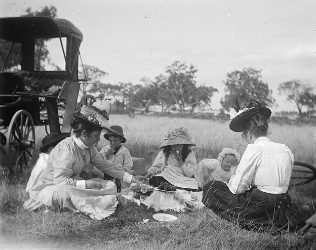 jatustein's tweet photo. Two women with four children enjoying a picnic c1910
photo: State Library of Victoria
#StateLibraryofVictoria #Australia #picnic #family #c1910 #kelynak #horseandcarriage #eating https://t.co/aUg6rTnAOS