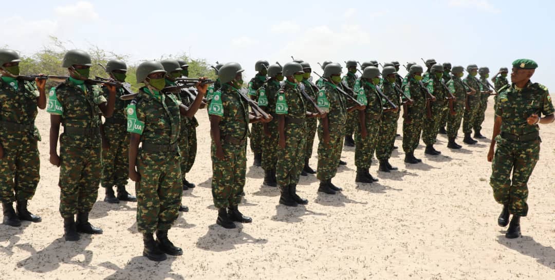 fdnbbi's tweet photo. Le Chef de la #FDNB, le Général P. Niyongabo continue sa visite sur les positions des troupes bdaises de l'#ATMIS. Ce 3/6/2022, il s'est entretenu avec les militaires basés à #cadale. Il les a encouragés à continuer la noble mission d'aider le peuple somalien à recouvrer la paix. https://t.co/ot4whljYhL