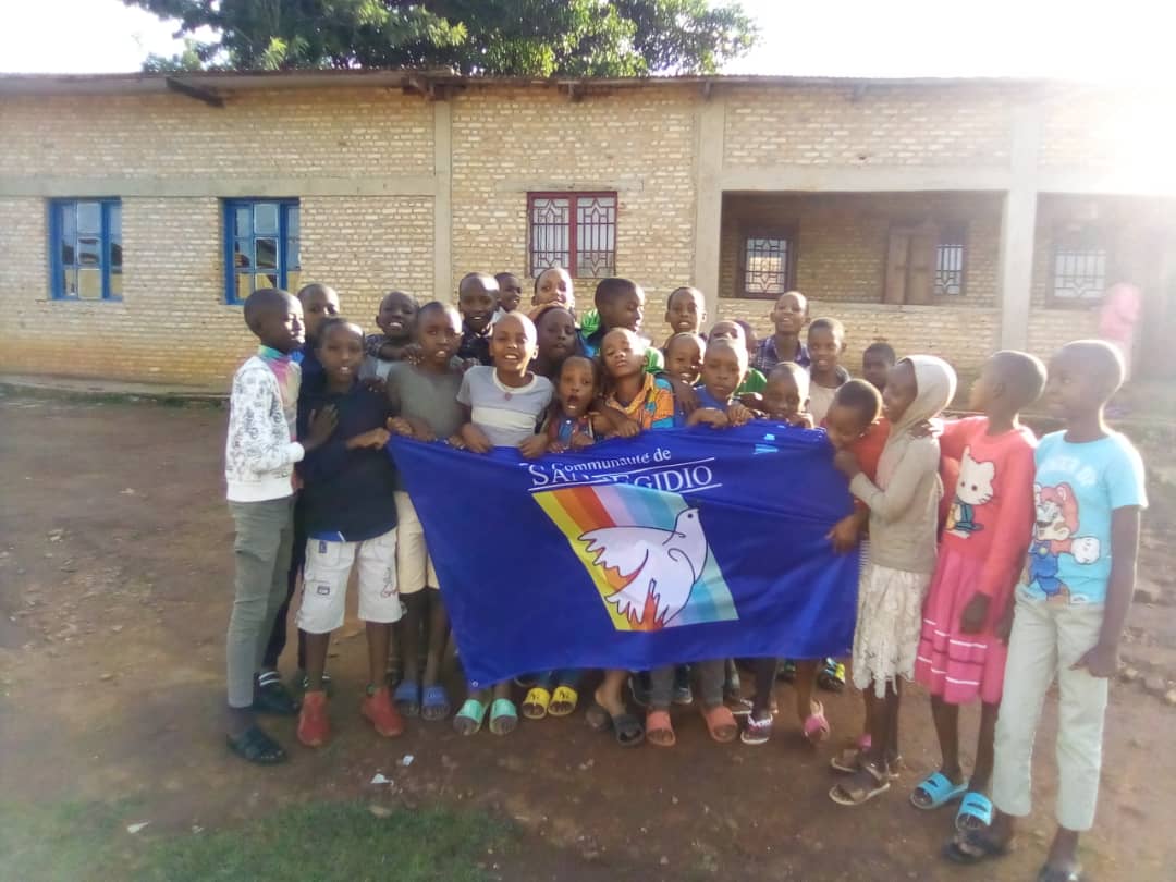 SantEgidioBdi's tweet photo. A #Ruyigi, l'Ecole de la paix de @santegidionews constitue un espace d'amitié, de jeux et d'apprentissage pour les plus jeunes. Bâtir une génération fraternelle, sensible à la douleur des plus fragiles est au cœur de l'engagement de #Santegidio au Burundi et dans le monde. https://t.co/8igb9Udnen