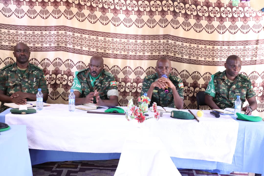 fdnbbi's tweet photo. Le Chef de la #FDNB, le Général P. Niyongabo continue sa visite sur les positions des troupes bdaises de l'#ATMIS. Ce 3/6/2022, il s'est entretenu avec les militaires basés à #cadale. Il les a encouragés à continuer la noble mission d'aider le peuple somalien à recouvrer la paix. https://t.co/ot4whljYhL