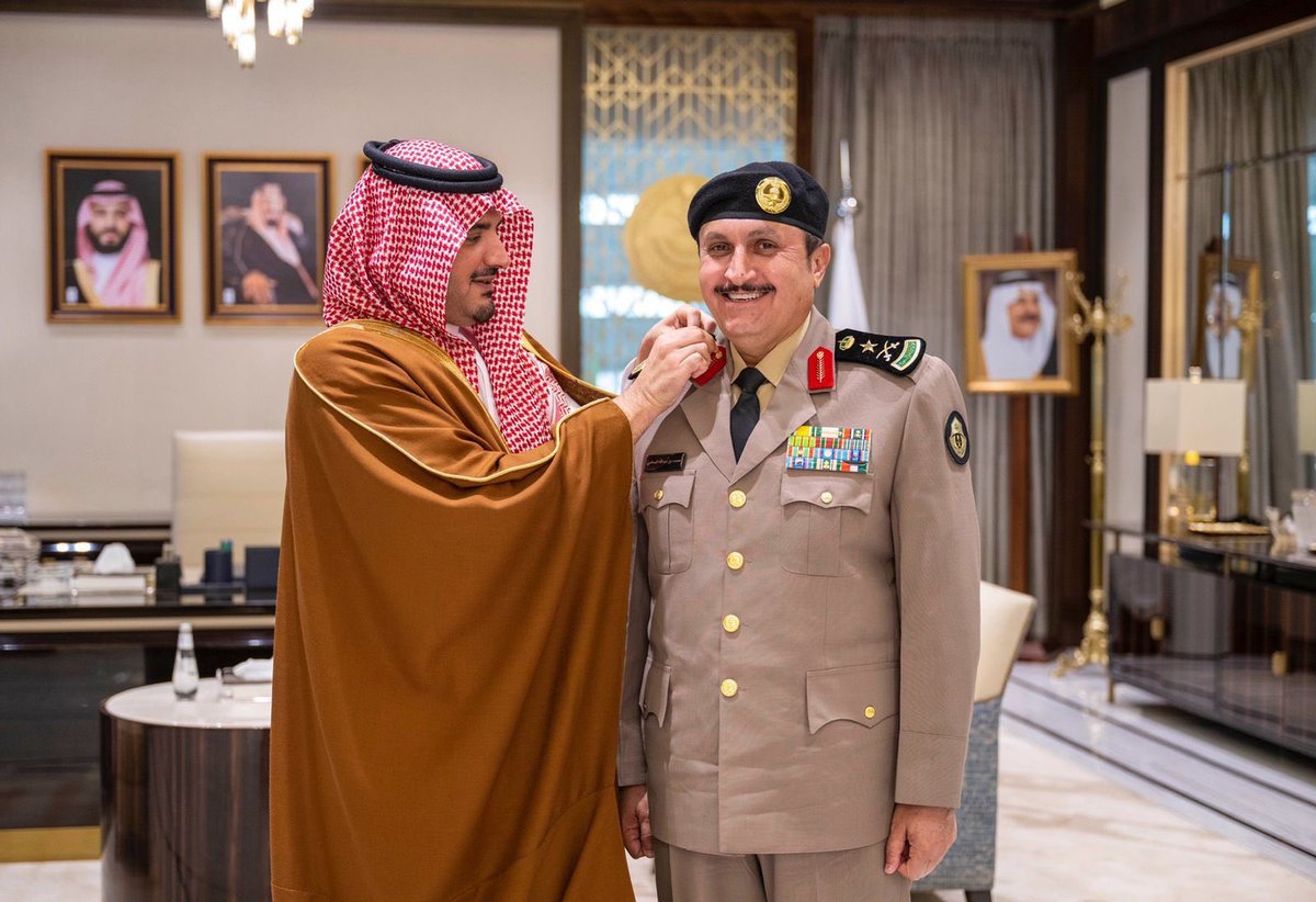 وزير الداخلية، يقلد الفريق محمد البسامي، رتبته الجديدة بعد صدور الامر الملكي الكريم بترقيته الى رتبة فريق وتعيينه مديراً للأمن العام الله يوفقه ويستاهل