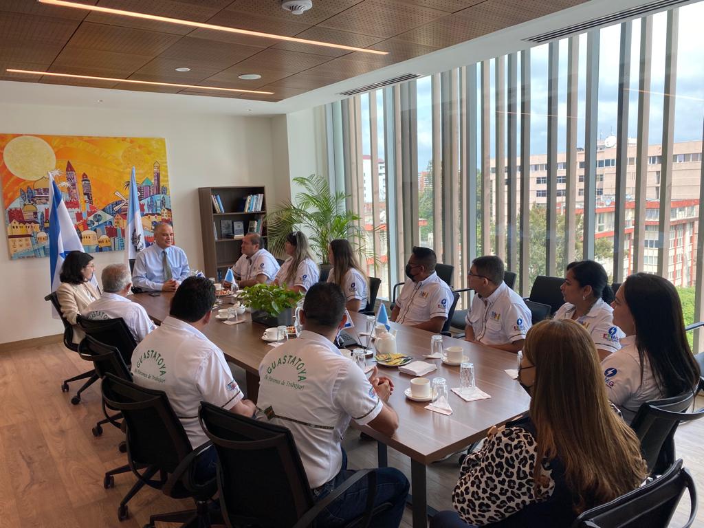 IsraelinGT's tweet photo. Embajador @MattanyaCohen recibió la visita del Alcalde de #Guastatoya Jorge Orellana @CongoGuastatoya junto a su familia y corporación municipal, para efectuar la despedida de su gestión diplomática. El Alcalde le hizo entrega de un reconocimiento a su labor y amistad. https://t.co/afKtW6l2Qw