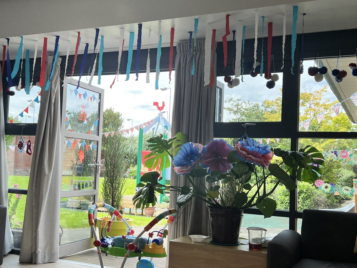 s4mb's tweet photo. Lovely afternoon spent with staff and families on Andersen ward MBU to celebrate the Queens Platinum jubilee! Great effort from all all involved in organising #DreamTeam #AllAboutAndersen #JubileeWeekend @LoloLizzyLoo @gmmh @Katrina4730 @gmmh @hollygmmh https://t.co/I2w40Hswhb