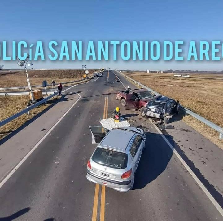 Alejandraalo23's tweet photo. Acá tiene "Sr Presidente", @alferdez , la "crónica de una muerte anunciada"
Ud inauguró ésta trampa mortal, HÁGASE CARGO. 
Los vecinos mandamos miles de mail a @VialidadNac advirtiendo que ÉSTO IBA A PASAR, nunca nos contestaron. 
UDS. SON LOS RESPONSABLES !! https://t.co/I2JopYLCxU