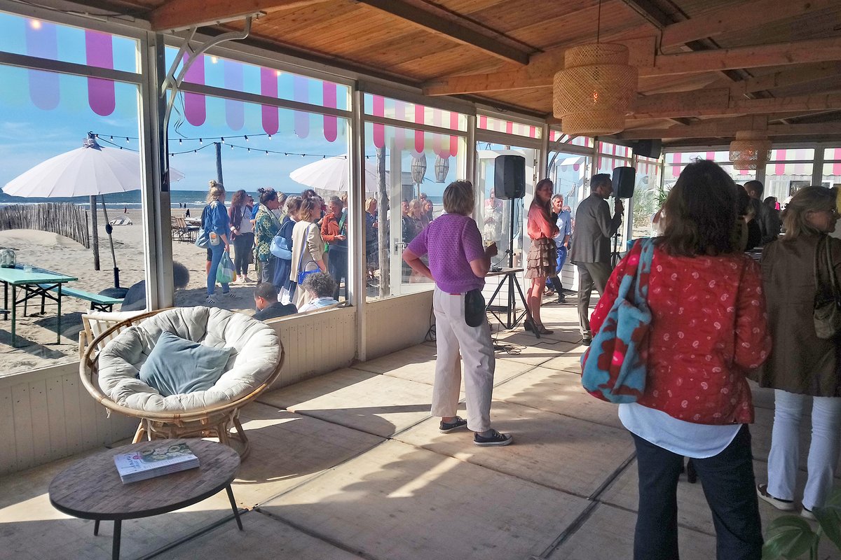 Gelukkig kon het weer na twee jaar: de #gottmer zomerborrel; een mooi treffen van velen die betrokken zijn met het maken van de meest uiteenlopende prachtige boeken. Goed om elkaar als reisgidsen-auteurs  van de Dominicusreisgidsen weer te treffen en ervaringen uit te wisselen.