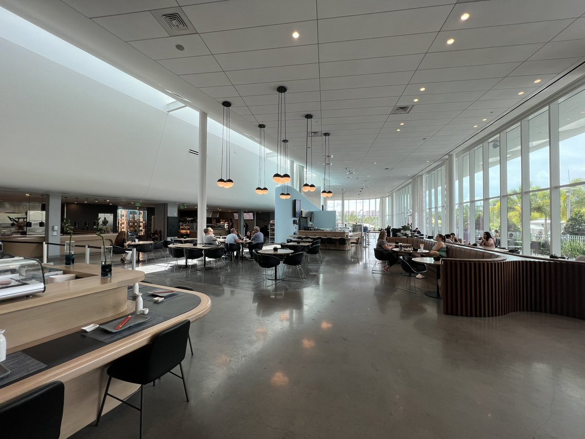 El hotel aventura de Universal. Acá se alojan los 🇦🇷 que van a la IPW. Todo smart en la habitación 😍 pongo en el iPad lo que quiero y sale en la tele