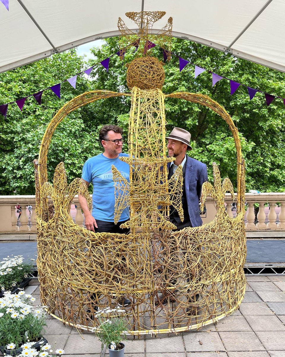 ABrownEvents's tweet image. Setting up days are always fun with this team 💐🌷🌹🌺🌸🌼🌻

#alasdairsjubileewatchparty #godsavethequeen #platinumjubilee #HM70 #teamwork