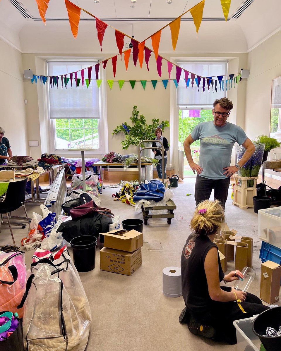 ABrownEvents's tweet image. Setting up days are always fun with this team 💐🌷🌹🌺🌸🌼🌻

#alasdairsjubileewatchparty #godsavethequeen #platinumjubilee #HM70 #teamwork