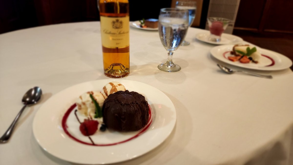 Primesteaks's tweet photo. What's better the molten cake and ice cream or the outstanding service at Arthur's? https://t.co/f0eqNfus3V