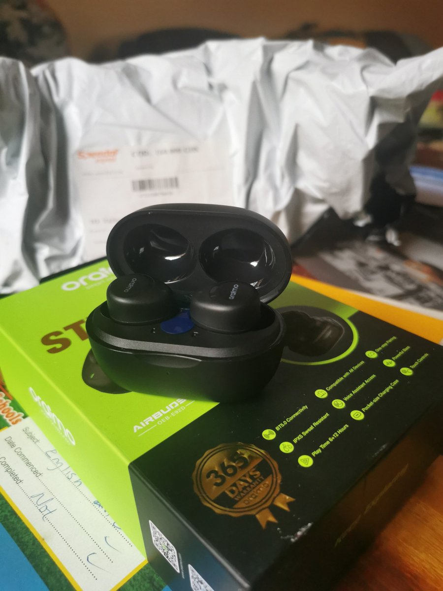 OdenehoRichard's tweet photo. @oraimo_ghana @dekpe_solo Please I received mine on last Teusday both can't play at the same time  unless you switch to oneside, and aside that when you charge it, it will show fully charge but after connected to the phone the battery shows in the middle not fully , it is giving me headache 😢 https://t.co/0ui77Ht3vW
