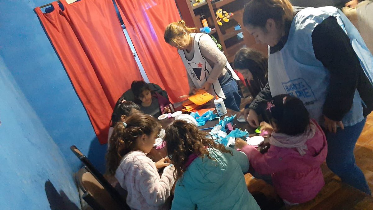 LibresTeSI's tweet photo. Ayer en el taller del Area de Educacion Popular y Cultura,Estuvimos haciendo manualidades con los chicos y tomamos una rica merienda #EducacionPopularyCultura #Barriodepie #Libresdelsur https://t.co/3f8B72ZHhZ