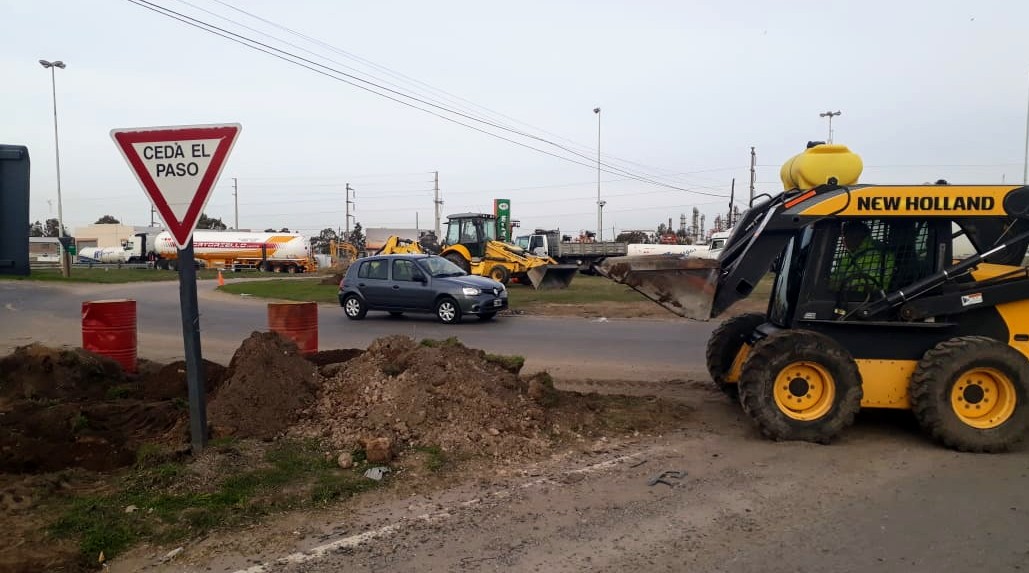 CarinaLambrecht's tweet photo. 🚧 Recambio de cables subterráneos de iluminación en rotonda #RN3 y #AvenidaColon
En el ingreso a #BahiaBlanca
#VialidadNacional
@gtrankels https://t.co/2nFgEfVvYT