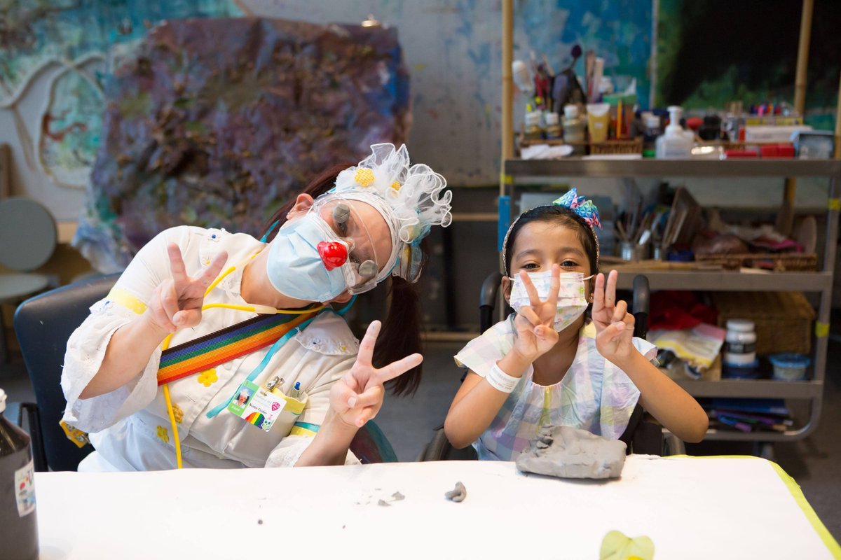 HBKidsHospital's tweet photo. 💚 Thanks to our therapeutic clowns, big belly laughs can be heard through the hospital halls. The therapeutic clown program creates moments of joy, comfort, and laughter for kids with disabilities when they need it most. Donate now at https://t.co/WyTwgrMndt #HBPlay https://t.co/19ngjsZggA