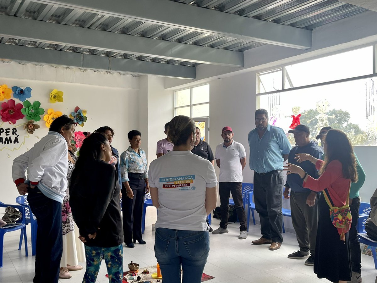 AgenciaPazCund's tweet photo. Llegamos con @DunnaColombia y @ARNColombia a @AlcFusagasuga para socializar con Víctimas y población en proceso de reincorporación,la importancia de avanzar en la ejecución de TOAR, en los que el trabajo en equipo y la voluntad reparadora sean el objetivo en común.
#Cundinamarca https://t.co/0L39bXGqWP