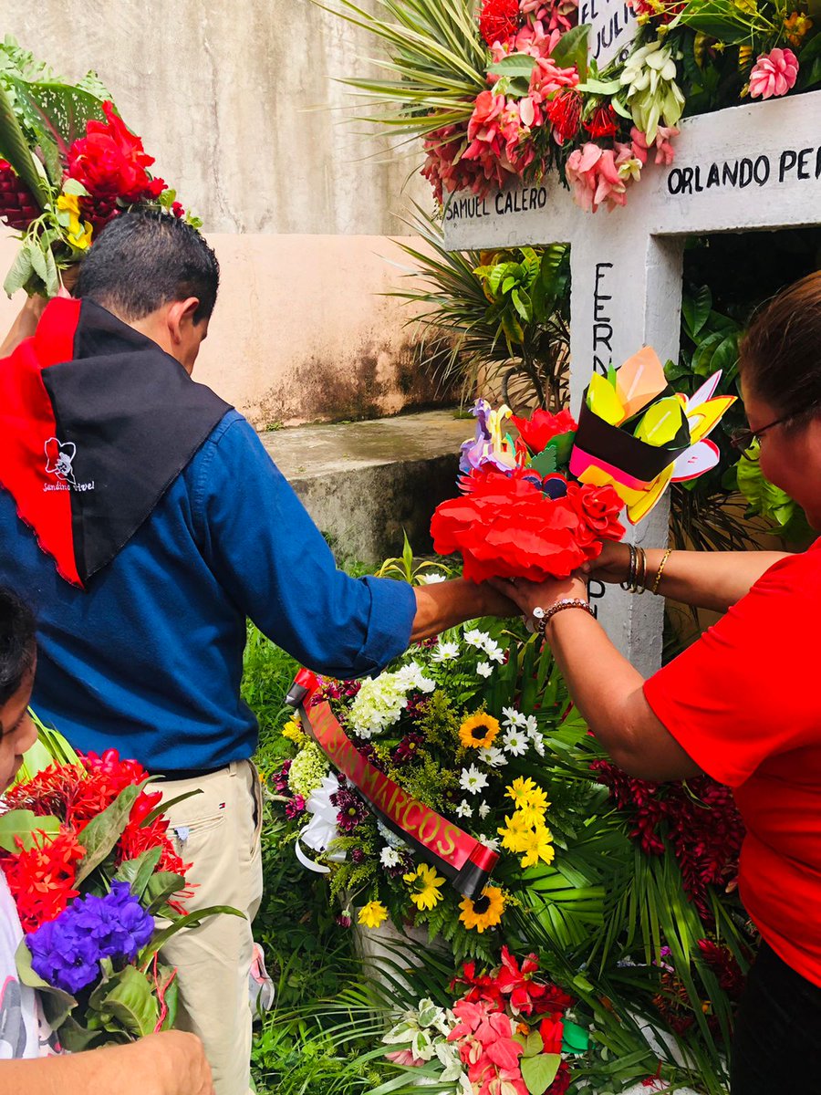 EliuYuber's tweet photo. San Marcos/// *UVE Municipal  - Alejandro García Vado* Junto a la *Esc. FRZ. y Preesc. Maribel Molina* Realizaron Entrega de Ofrendas Florales a Los Monumentos de Los Niñ@s Mártires *Samuel Calero y Maribel Molina* en Saludo a la Semana del Niñ@. 
#4319FuerzaDeVictorias https://t.co/sGebN5QpkQ