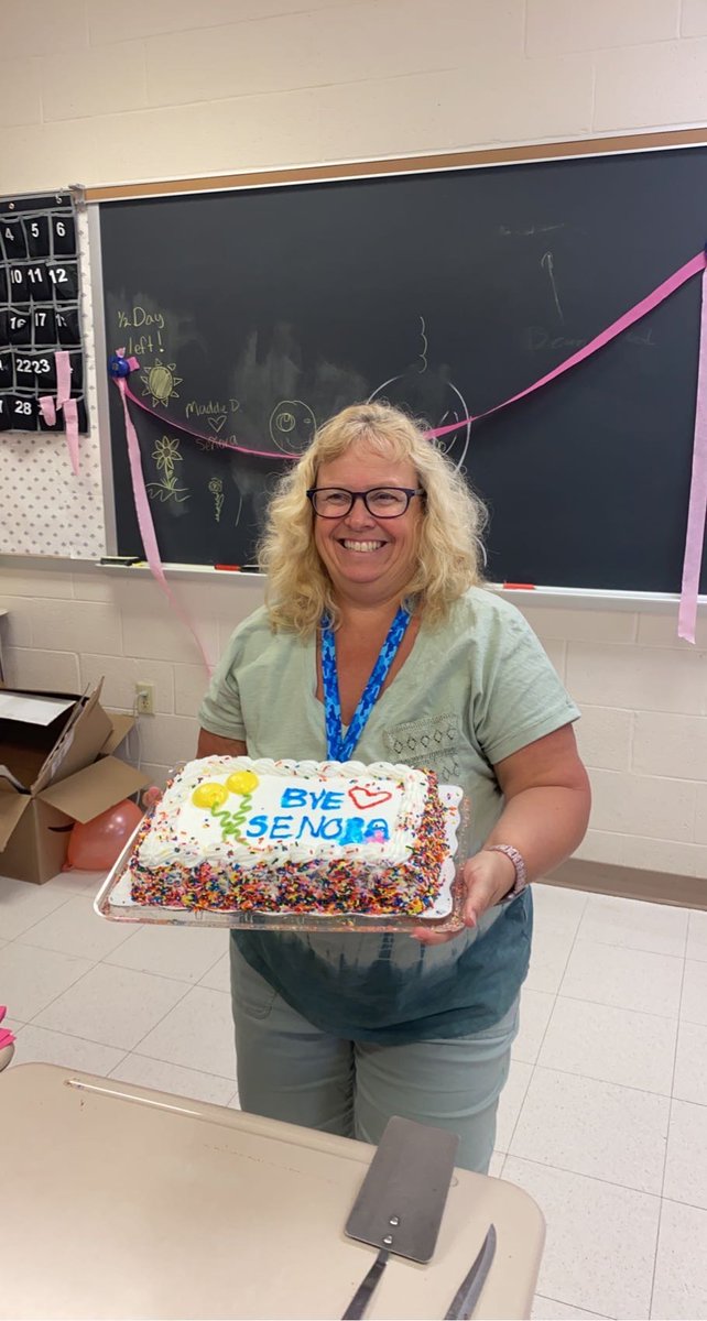 SnyderSenora's tweet photo. Gracias Español IV para la fiesta, comida, tarjetas, y regalos mi último día con estudiantes. Ten un buen verano. https://t.co/ehqiCbhl0Z