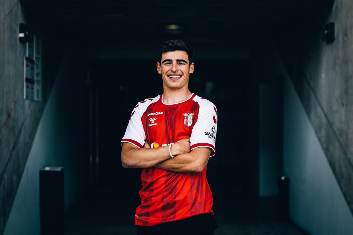 🔴⚪️ Costinha est la première recrue de l’intersaison ! 

L’ailier droit portugais né en 2001 arrive en provenance de l’<a href="/academicaoaf/">Académica - OAF</a> pour 150 000 €. Il a signé jusqu’en juin 2025 et devrait bien intégrer l’équipe première du <a href="/SCBragaOficial/">SC Braga</a>. 

#Costinha2025 ✍️