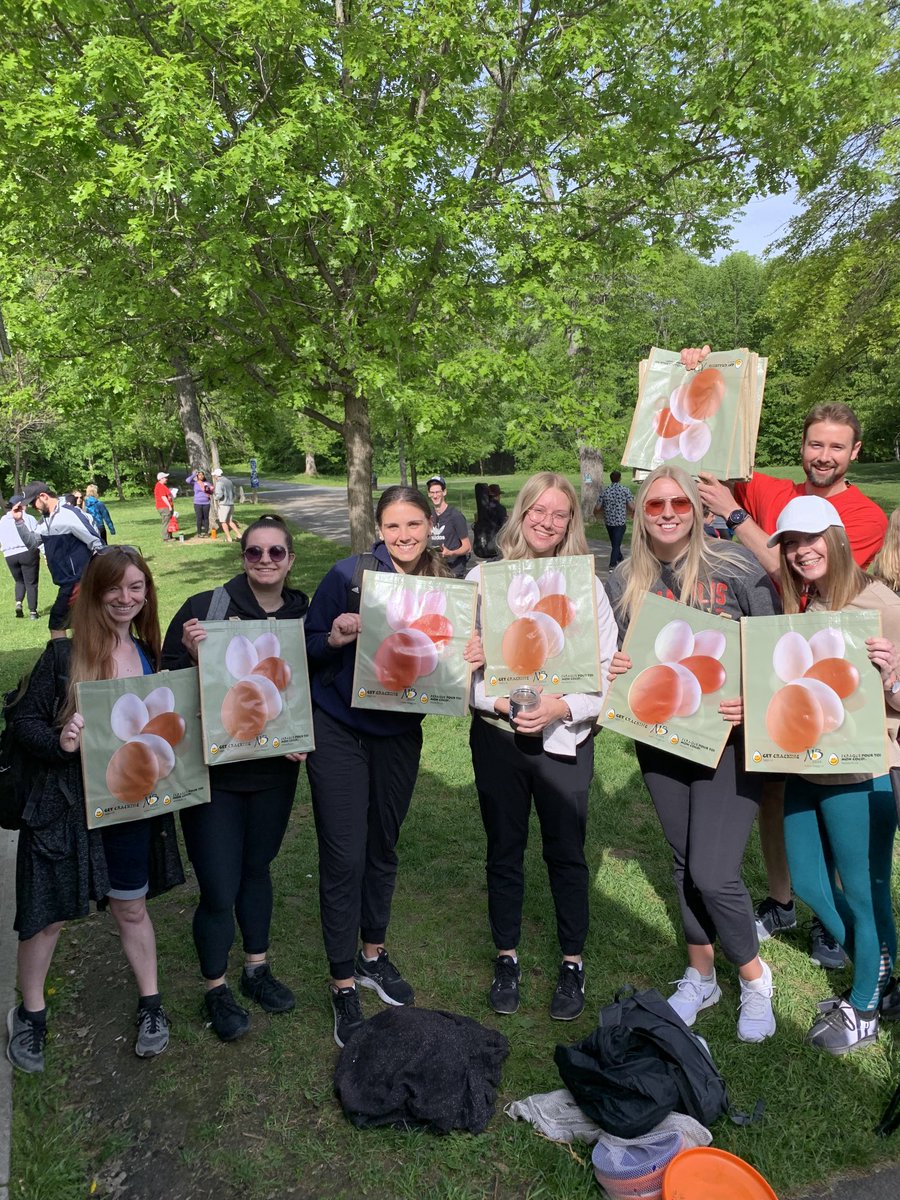 motherofjasper's tweet photo. Great morning with teacher candidates ⁦@UNBFFacultyofEd⁩ at O’Dell Park. Thanks to ⁦@EggFarmersofNB⁩ for the very useful tote bags! #creativity #activity #service  Thanks ⁦@FredBotGarden⁩ for hosting one of our service events . #greateducatorsstarthere https://t.co/1ETEpQdMpm