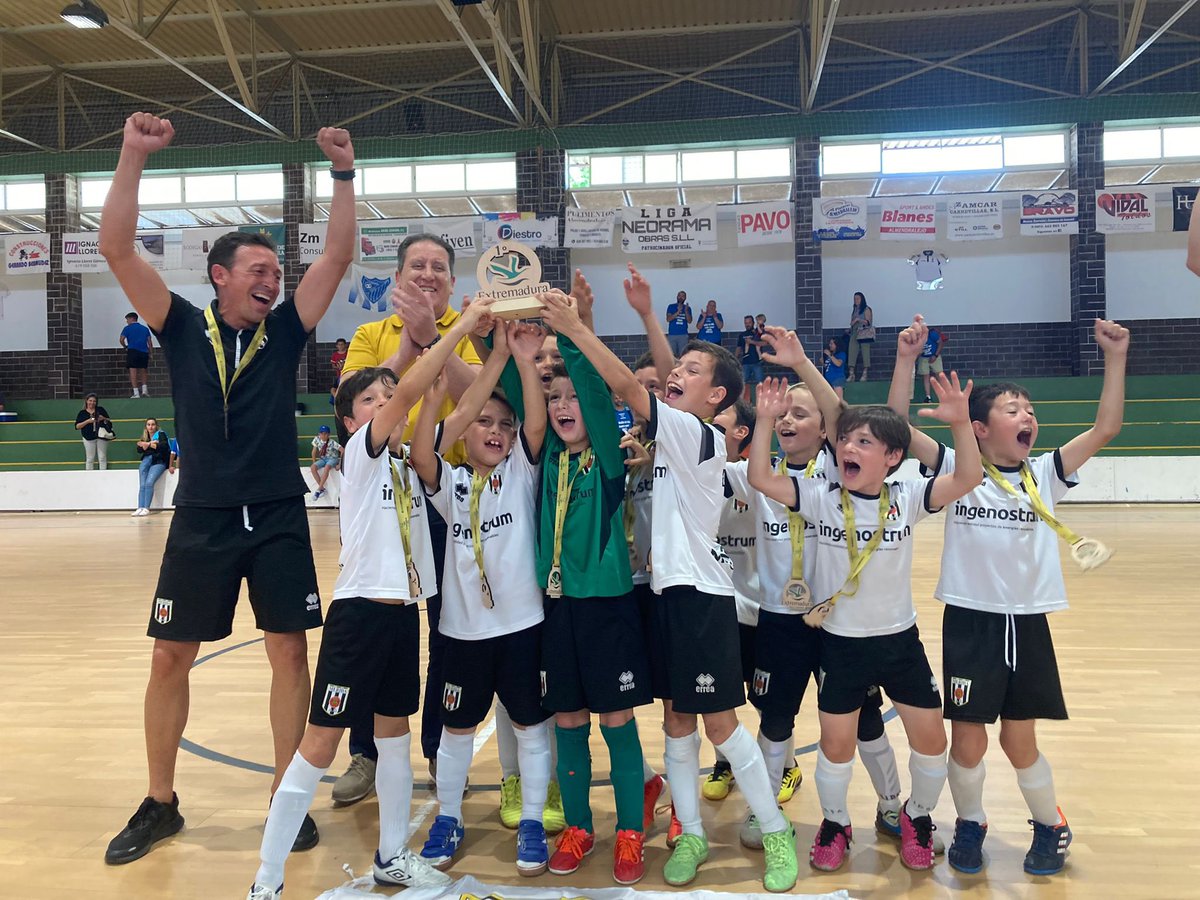 Academia_Merida's tweet photo. 🏆¡ CAMPEONES! ¡CAMPEONES! 

Nuestro #PrebenjamínA se proclama campeón de Extremadura 🟢⚪️⚫️tras ganar en la final 4-6 al #CDSanRoque 

⚪️⚫️ ¡Enhorabuena romanos! ¡Enhorabuena campeones! ⚪️⚫️ https://t.co/vII60de4Sa