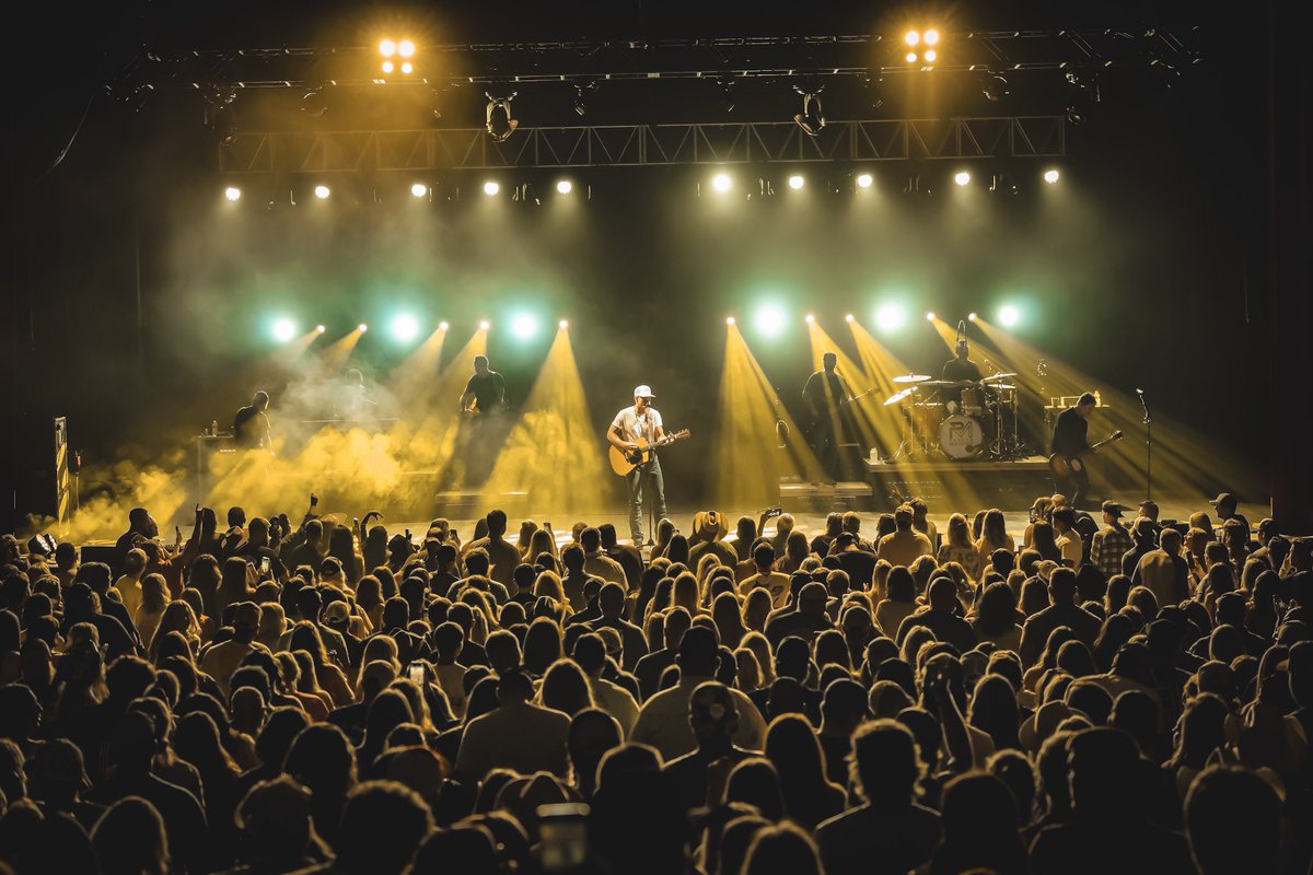 ParkerMcCollum's tweet photo. Charleston, WV was so good last night! Energy was through the roof! Roanoke, VA is up tonight! https://t.co/mxqSVHJPRv