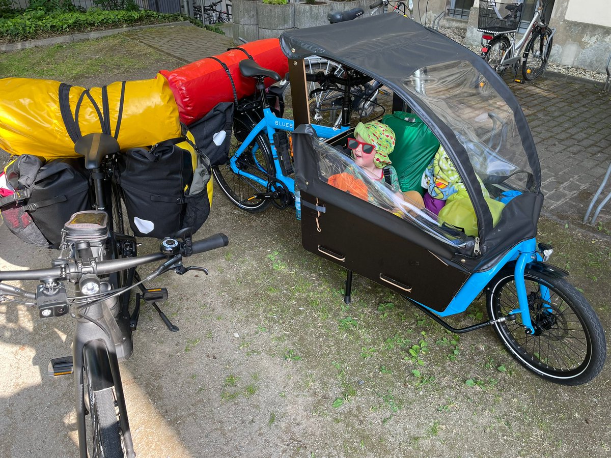 dieg0's tweet photo. Nach einer viertägigen Pause (aka Lohnarbeit) nach der Runde #DRS_LEJ düsen wir (oder so schnell das eben mit einem voll bepackten Lastenrad geht) wieder los. Diesmal geht‘s aber Richtung Osten und zwar nach Görlitz. #DD_GR https://t.co/Ns7cjZBeSx