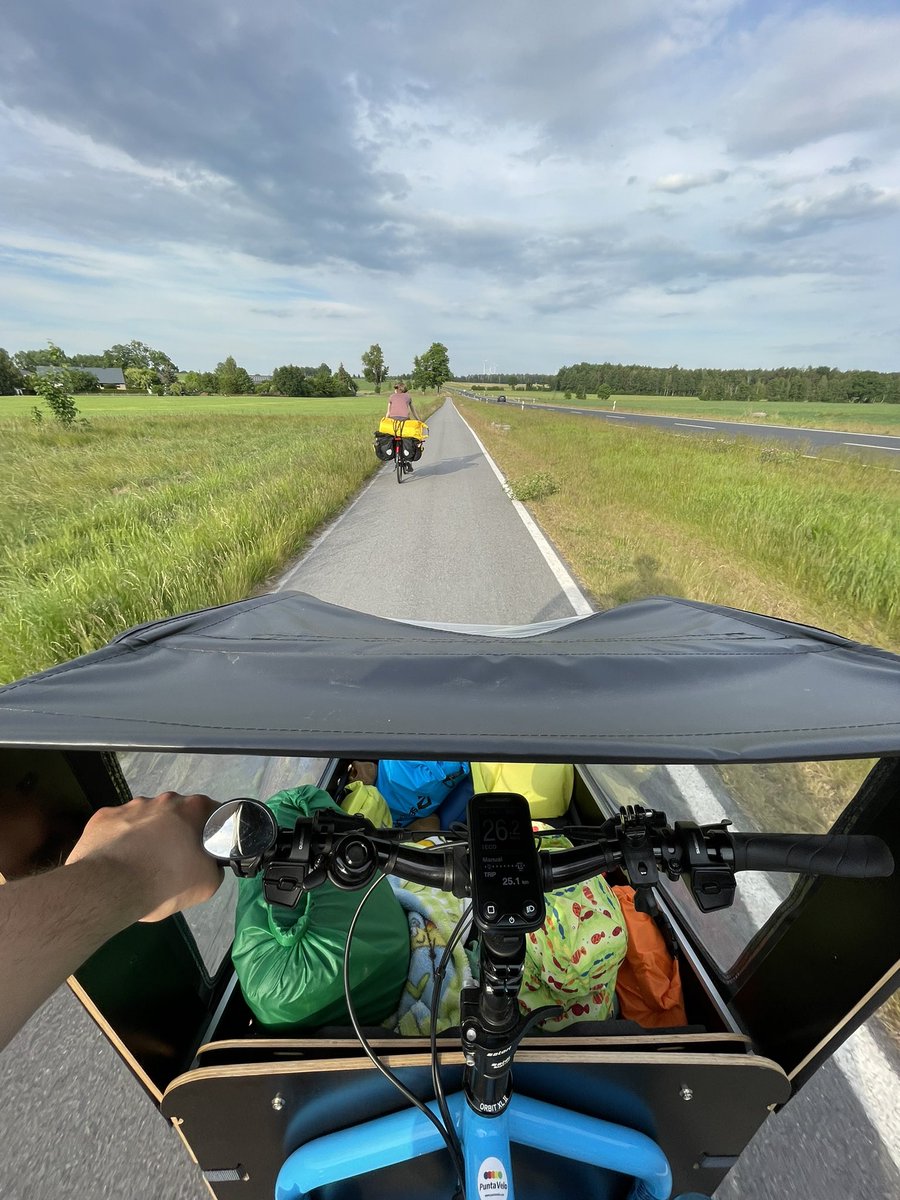 dieg0's tweet photo. Nach einer viertägigen Pause (aka Lohnarbeit) nach der Runde #DRS_LEJ düsen wir (oder so schnell das eben mit einem voll bepackten Lastenrad geht) wieder los. Diesmal geht‘s aber Richtung Osten und zwar nach Görlitz. #DD_GR https://t.co/Ns7cjZBeSx