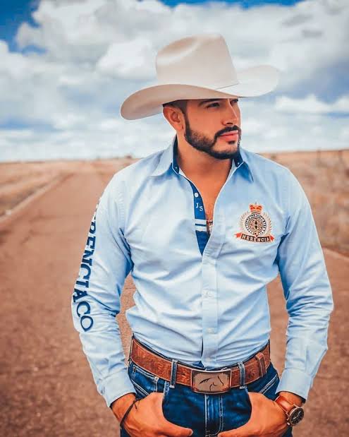 EGentilmen's tweet photo. Vaqueros :
En otros pueblos // en mi pueblo https://t.co/OpaDhNiwVC