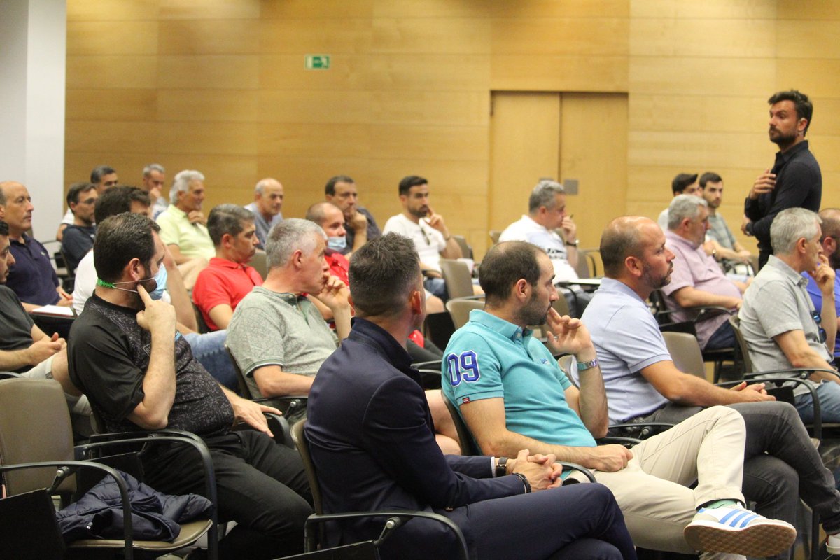 fedriojafutbol's tweet photo. 🎓⚽ Presentadas las nuevas Jornadas para Entrenadores @fedriojafutbol, ya estamos en 'faena' con el primer ponente, @RubenAlbes y su ponencia 🗣️'Evolución y descubrimiento de los factores de rendimiento en el fútbol. Mi historia'.

#EntrenadoresFRF
#CrecemosJuntos https://t.co/IajIT925Se
