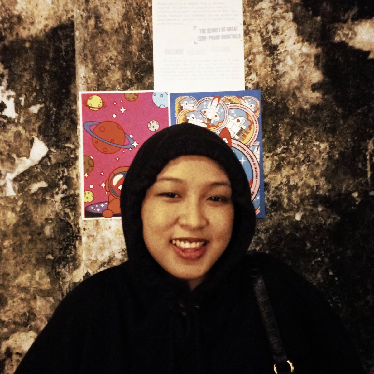 bukanqoy's tweet photo. Hari ini merasa sepenuhnya kembali ke masa sebelum menikah. Main sampe malem, makan eskrim, ngebajaj, ngebusway, gak ada yang ngelarang. Nonton gigs Sesuai Protokol kolaborasi Beer Block &amp; @atelirceremai_ (tentu saja kami minumnya aqwa😝) https://t.co/xp3qwD5Ofl