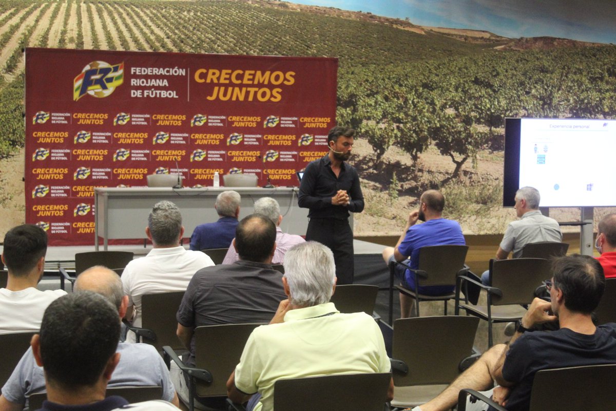 fedriojafutbol's tweet photo. 🎓⚽ Presentadas las nuevas Jornadas para Entrenadores @fedriojafutbol, ya estamos en 'faena' con el primer ponente, @RubenAlbes y su ponencia 🗣️'Evolución y descubrimiento de los factores de rendimiento en el fútbol. Mi historia'.

#EntrenadoresFRF
#CrecemosJuntos https://t.co/IajIT925Se