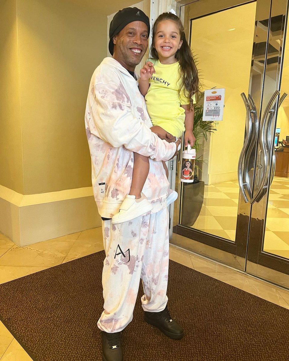 10Ronaldinho's tweet photo. Cheguei Miami 🤙🏾🤙🏾🤙🏾 https://t.co/pCnCMMIqPs
