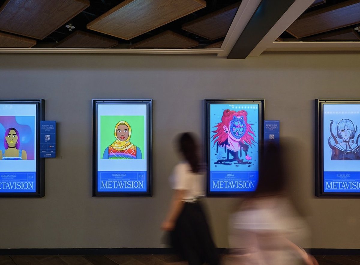 WomenriseNFT's tweet photo. We just have two questions

Have you been to this incredible exhibition in Hong Kong at @K11Musea  where Women Rise is one of the NFTs on display

and two, who is styling the people of Hong Kong because look at their fire fashion sense! 😍❤️🇭🇰#WomenRiseNFT #discoverhongkong https://t.co/jyveqnDrxC