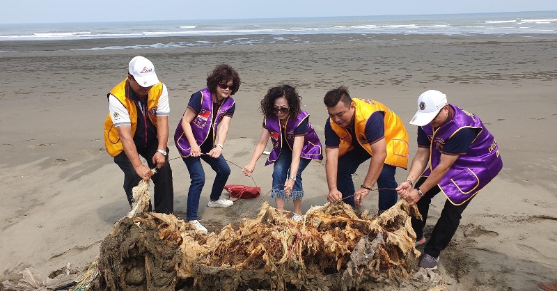 lionsclubs's tweet photo. Today is #WorldEnvironmentDay! Lions everywhere are committed to caring for our planet. In Lithuania, Lions help preserve the Curonian Spit. In China Taiwan, they are cleaning beaches. In California, they are planting trees. Read these stories and more: