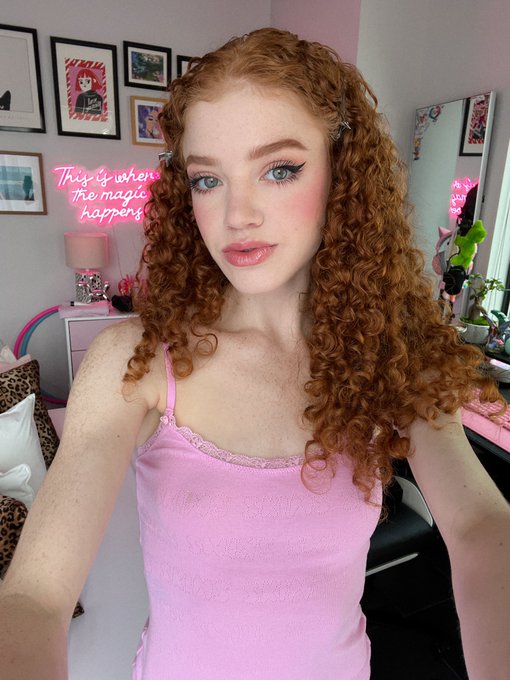 I&rsquo;ll be going 🎀LIVE🎀 on chaturbate here soon!   If you&rsquo;d love to join me hit the link below ⬇️   https://t