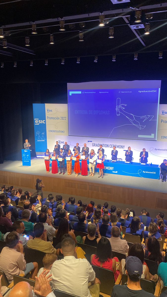 ESICMalaga's tweet photo. La entrega de diploma de nuestros alumnos de #EMBA #GESCO #MMD #MDF #DRHO y #PSDV 💙 https://t.co/L2BTplKnDL
