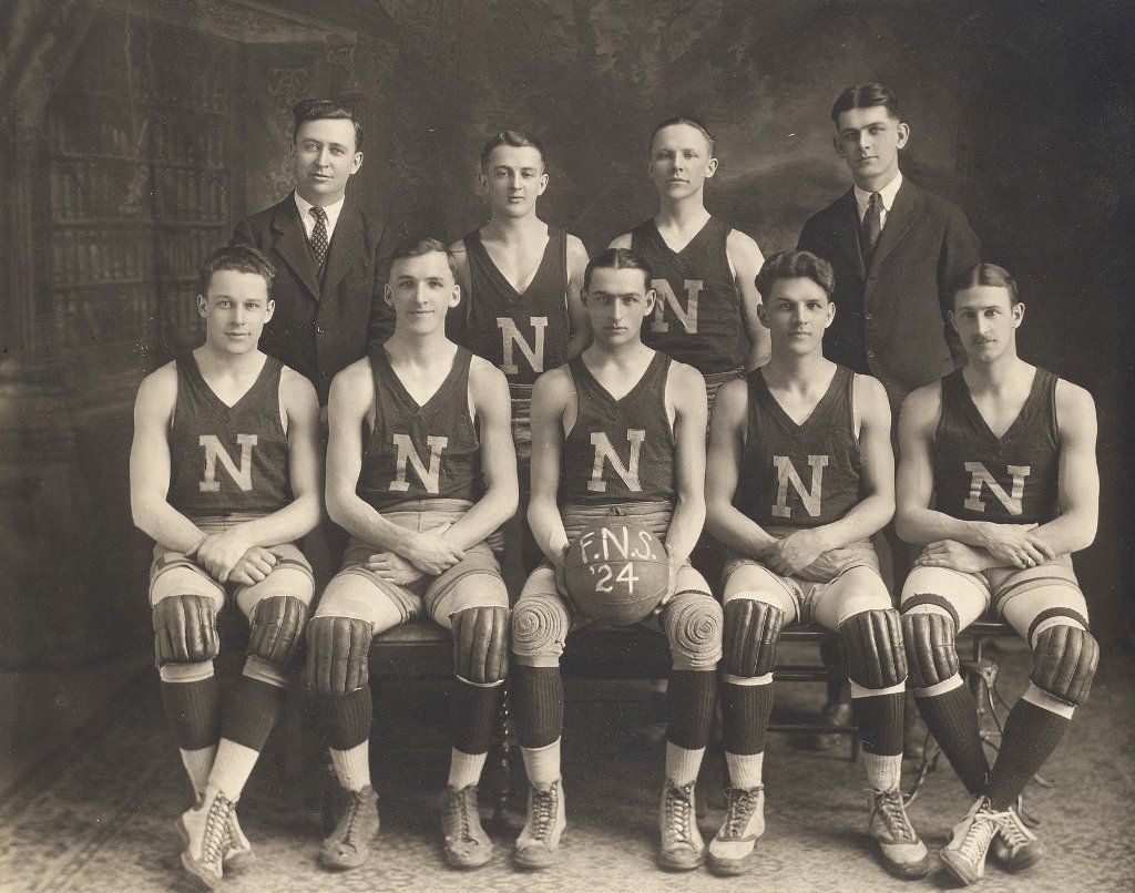 Fitchburg_State's tweet photo. Here at Fitchburg State we offer a variety of athletics programs. Check out these flashbacks of our Falcon athletes from 1915, 1924, 1950, and 1955! #FalconFlashbackFriday #fitchburgstate 

Check out our current programs here, https://t.co/fCUdxQzMJ9 https://t.co/CJaPS5JX1h