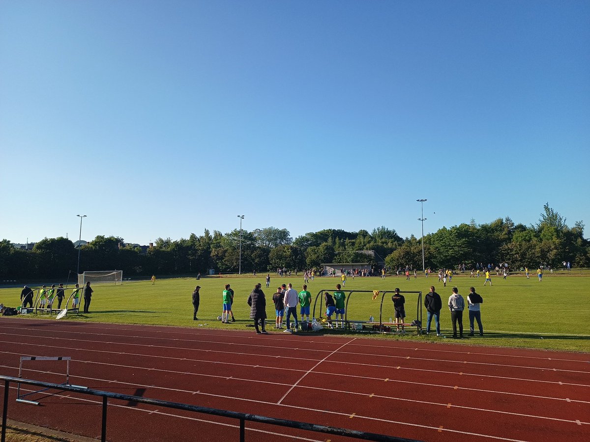 ParkFitbaw's tweet image. Different surrounding for the lads tonight as we cheer on @MacmilanSambaFC in thier first cup final against Pentland Athletic in the @LEAFA_Official Sunday morning league cup