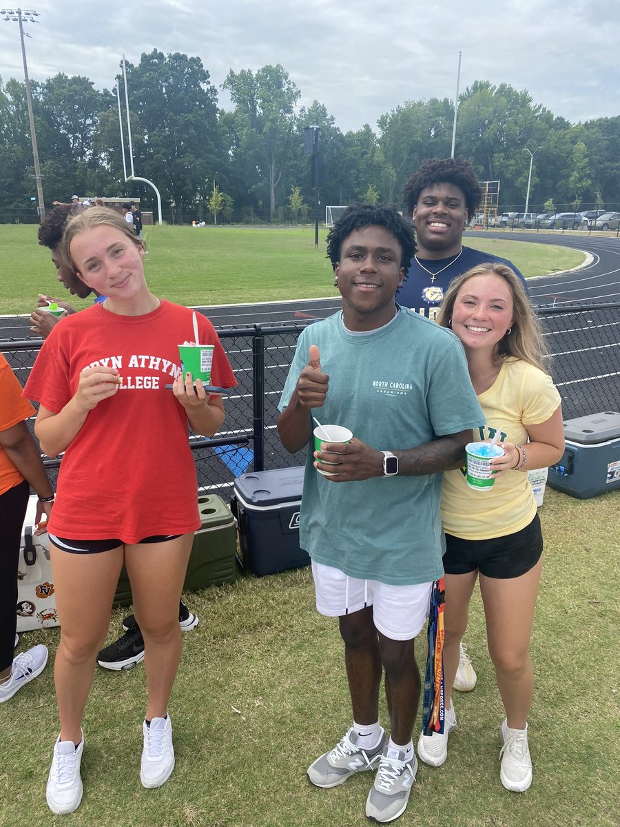 FuquayVarinaHS's tweet photo. 🧡🖤🤍🧡 It’s a Great Day to be a Bengal
#SeniorCookout https://t.co/H6IvVR8nhT