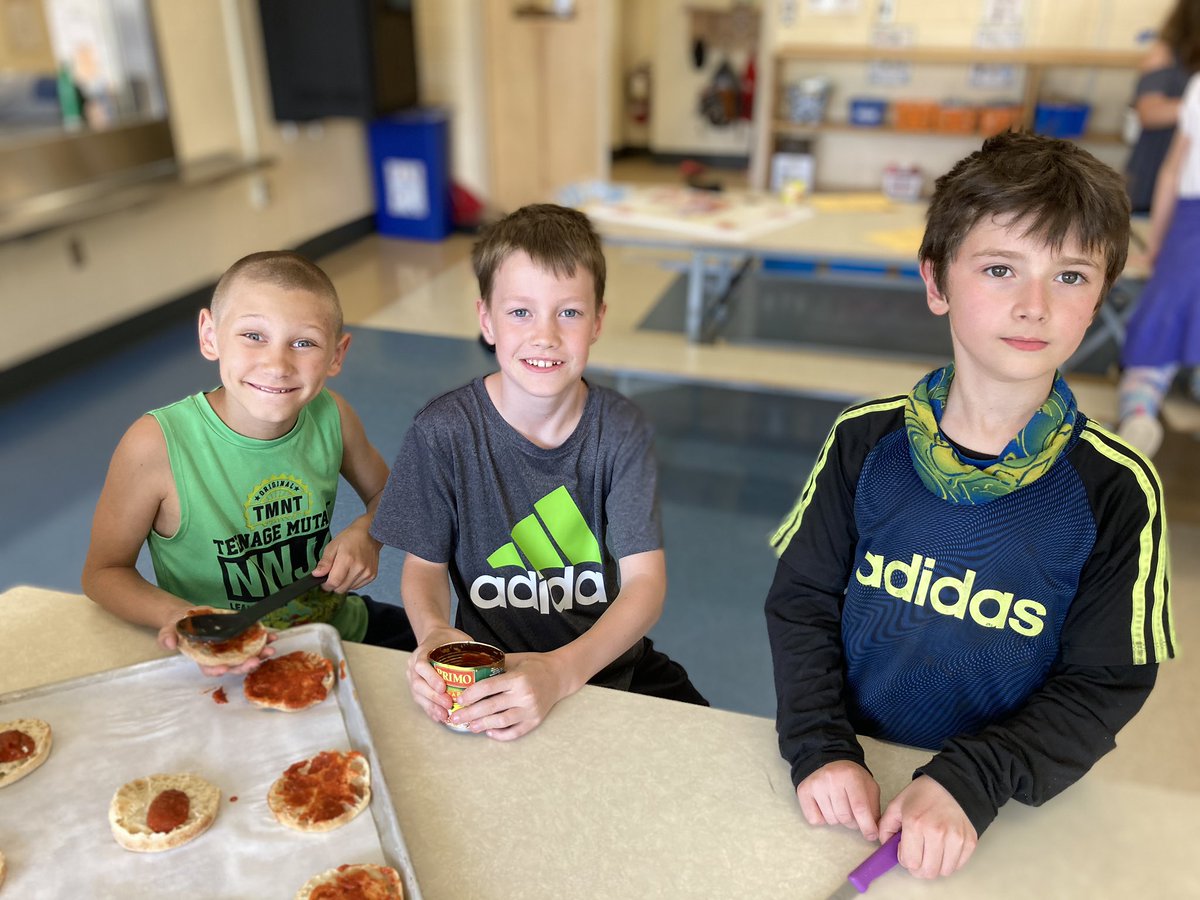SMES01's tweet photo. Some grade 3-5 students tried their hand at cooking with @Schurman66! Their results did not disappoint! #MiniPizzas #Learning2Cook #SafetyFirst @AVRCE_NS @avrce_ps https://t.co/lQLYDQDUnQ