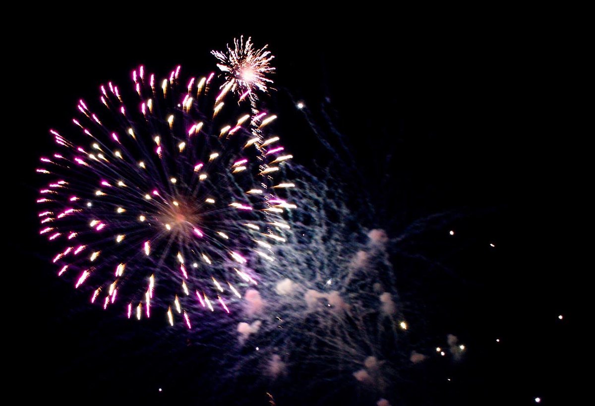 Louismcl01's tweet photo. Photos of Ramsgate Jubilee fireworks display 🎆🎇📸
(Part 2) 
.
#thanet #kent #ramsgate #ramsgatebeach #ramsgateharbour #fireworks #platinumjubilee #beacons #bankholiday #thursdaynight #display #local #photography #nightphotography #kentonline https://t.co/r8fLGPp9Ev